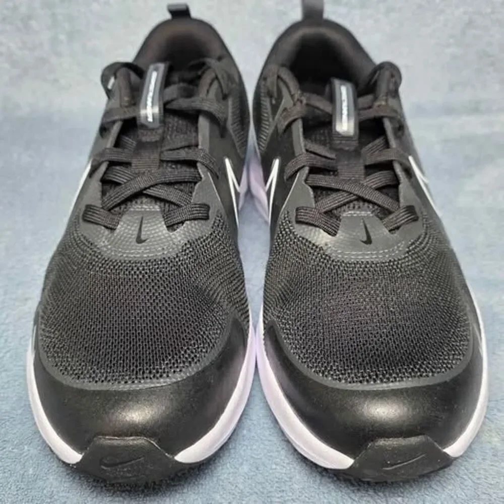 Nike Cosmic Runner Road Running Shoes Black White Size Boys 7y or Womens 8.5
